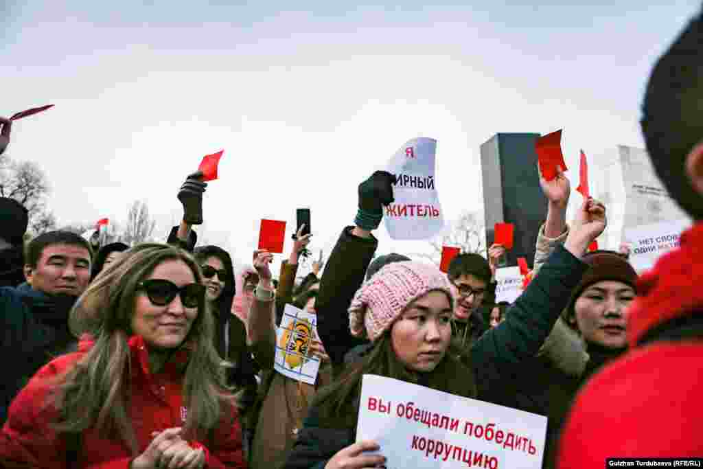 &laquo;REакция 2.0&raquo; деген тынчтык митингинин катышуучулары Башкы прокуратурага жана сот бийлигине футболдо эреже бузгандарга колдонулган кызыл айып кагазын көрсөтүштү.