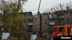 Stambena zgrada koja je bila meta napada ruskog drona u gradu Kamjanske, Ukrajina, 6. novembra 2025.