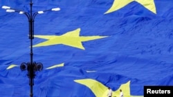 Un steag uriaș al Uniunii Europene a fost arborat în fața clădirii Parlamentului României pentru a marca Ziua UE la București, în data de 09 mai 2013.