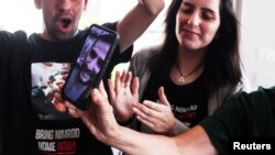 تصویری از نمرود کوهن، گروگان اسرائیل، روی تلفن همراه که پیش از آزادی‌اش با مادر خود صحبت کرد