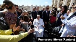 რომის პაპი წმინდა პეტრეს ტაძრის მოედანზე. 6 აპრილი, 2025 წელი 