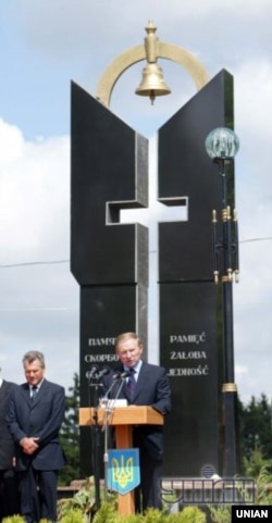 Александр Квасневський і другий президент України Леонід Кучма під час відкриття пам'ятника українсько-польського примирення у селищі Павлівка, Волинської області. 11 липня 2003 року