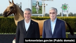 В 2021 году Гурбангулы Бердымухамедов преподнес Касым-Жомарту Токаеву ахалтекинского коня