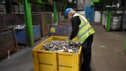 بريتانیا کې د اور لګېدو پېښو د مخنیوي لپاره له چټليو بېټریانې څنګه لېرې کېږي؟