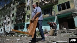 Жителі Білозерського Донецької області прибирають після російського обстрілу