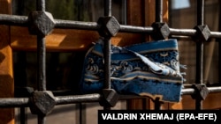 Ramadanul la Pristina, în Kosovo. O carpetă este pusă în fereastra Moscheii Imperiale construite în 1461 de sultanul Mehmet II Fatih, închisă ca măsură împotriva răspândirii coronavirusului, 23 aprilie 2020.