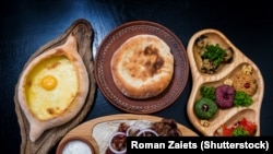 Guvernul consideră că reducerea TVA la alimente ar putea opri inflația. Analiștii economici spun că măsura ar putea fi bună, însă va fi dificil de implementat. (Imagine generică)