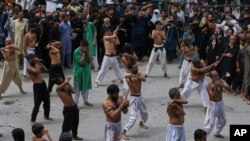 په پېښور کې شیعه ګان عزاداري کوي - د جولای شپږمې انځور.