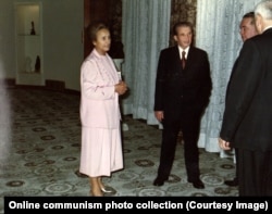 Єлена та Ніколае Чаушеску на новорічній вечірці в 1988 році. Це одна з останніх фотографій подружжя, що зберігається в архіві