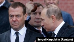 Medvedev (stânga) a spus că atacul cu drone de noaptea trecută, ce ar fi fost comandat de Kremlin pentru uciderea președintelui rus, Vladimir Putin, lasă Moscova fără alte opțiuni decât „eliminarea” președintelui ucrainean Volodimir Zelenski și a „clicii” sale de la Kiev .