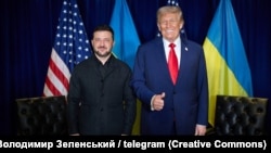 Predsednik SAD Donald Tramp (desno) gestikulira novinarima tokom sastanka s ukrajinskim predsednikom Volodimirom Zelenskim u Njujorku 23. septembra.