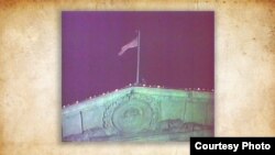 საბჭოთა საქართველოს დროშის ჩამოხსნის კადრი ვიდეოდან (გაერთიანებული მუზეუმების არქივი), 1988 წლის 25 ნოემბერი.