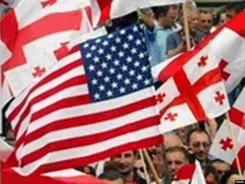 ასე ეგებებოდნენ თბილისელები აშშ-ის ვიცე-პრეზიდენტს - 22 ივლისს თბილისის ქუჩებში საქართველოსა და აშშ-ის სახელმწიფო დროშები ფრიალებდა.