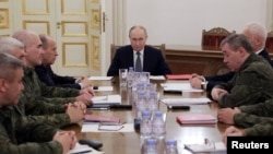 Președintele Rusiei, Vladimir Putin, s-a întâlnit cu comandanți de la vârful armatei ruse, Moscova, 7 octombrie 2025.