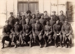 Військовослужбовці Армії УНР в таборі інтернованих у місті Каліш (Польща), квітень 1921 року. Перший зліва у першому ряду – полковник Григорій Чижевський. Фото з сімейного архіву Чижевських