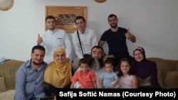 Doktorica Safija Softić Namas, donji red druga s lijeva, s braćom, sestrama, ocem, mužem i djecom na bajramskom druženju. 