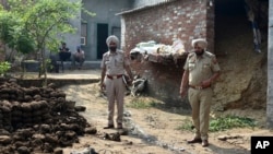 Полицейские осматривают части упавшего снаряда в деревне Вадала Бхаттевад недалеко от Амритсара, Индия, 10 мая 2025 года