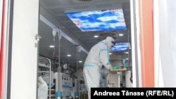 Un medic îngrijind pacienți bolnavi de Covid într-o unitate mobilă (citește container) la Institutul Marius Nasta din București. Clădirile sunt insuficiente. Trei persoane au murit ieri în modulele din curtea Spitalului Județean Galați, așteptând să li se facă loc înăuntru. 