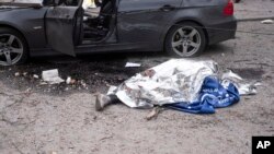 Corpul unui om ucis într-un atac al Rusiei asupra orașului Sumî, 13 aprilie 2025.