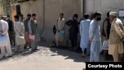 Ауған қазақтары Қазақстанның Кабулдағы елшілігі алдында тұр. 5 қыркүйек 2021 жыл.