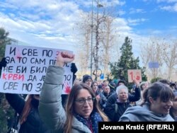 Profesoara și activista Marija Vasić în timpul unuia dintre protestele studențești după ce 16 persoane au murit la prăbușirea copertinei gării din Novi Sad, 8 decembrie 2025