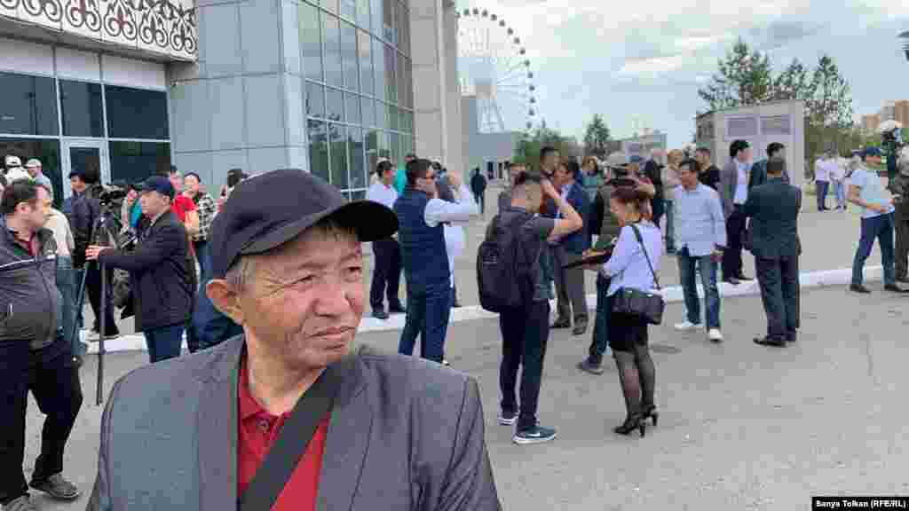 Құрылтай өтеді деген "Думан" қонақ үйінің алдына азаматтар таңертеңгі сағат оннан бастап жинала бастады. Нұр-Сұлтан, 1 маусым 2019 жыл.