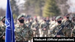 Македонски војници со НАТО знаме.