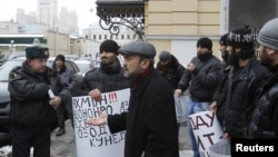 Акция протеста у посольства Таджикистана в России. Активисты требуют соблюдения прав трудовых мигрантов из Центральной Азии. Москва, 20 декабря 2011 года.