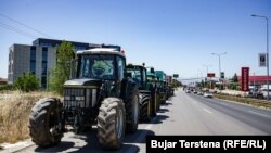 Bujqit parkojnë traktorët e tyre në hyrjen jugore të Prishtinës, duke protestuar kundër çmimit të grurit.