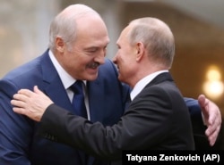 Alyaksandr Lukashenka (left) and Russian President Vladimir Putin (file photo)