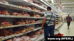 В супермаркете Auchan в Симферополе, в аннексированном Россией Крыму. 15 сентября 2015 года. 