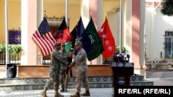 General Austin Scott Miller, komandant SAD-a i NATO-a u Avganistanu (levo) preneo je komandne odgovornosti na generala američke vojske Kenneth-a McKenzie-a, 12. jula 2021. u Kabulu