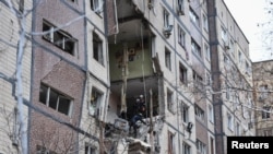 Salvatorii lucrează la locul unui bloc de apartamente lovit în timpul atacului cu drone rusești din Dnipro, Ucraina, pe 8 noiembrie.