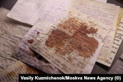 Un artefact care se presupune că este o scrisoare pătată cu sânge a unui soldat.