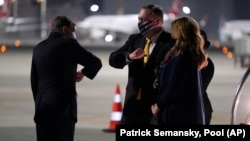Թուրքիա - ԱՄՆ դեսպան Դեյվիդ Սաթերֆիլդը Ստամբուլի օդանավակայանում դիմավորում է պետքարտուղար Մայք Փոմփեոյին և նրա տիկնոջը, 16-ը նոյեմբերի, 2020թ.