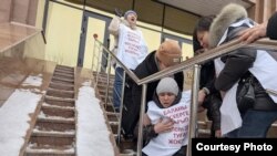 Астанадагы Коргоо министрлигин алдына митингге чыккан энелер. 10-ноябрь, 2025-жыл.