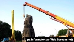 Під час демонтажу монумента Переяславської ради. Переяслав, 7 червня 2025 року