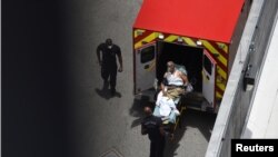 امریکا کې په کرونا ویروس اخته ناروغ روغتون ته د لېږدولو پر مهال