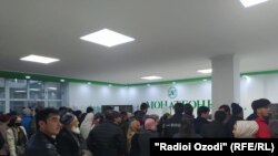 Очереди в региональном отделении "Амонатбанка". 8 декабря 2020