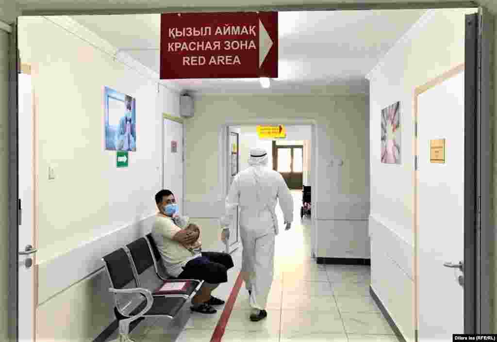Қабылдау бөлімінен ішке қарай кіретін есікке "Қызыл аймақ" деп жазылған қызыл түсті тақтай ілініпті.