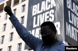 Reacția unui bărbat după anunțul verdictului în cazul lui Derek Chauvin, polițistul care l-a omorât prin asfixiere pe George Floyd.