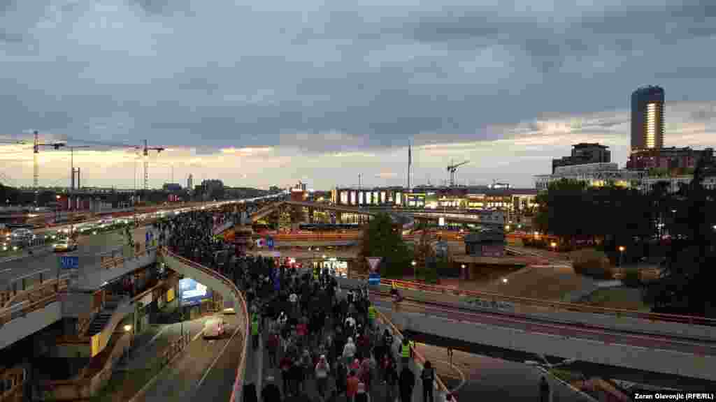 Kolona se od železničke stanice Prokop, kretala mostom Gazela ka stanici na Novom Beogradu 