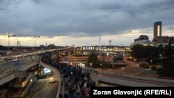 Kolona učesnika koji idu preko mosta Gazela u Beogradu, 1. oktobar 2025.