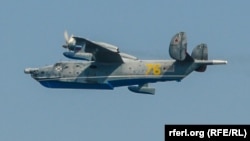 Российский военный самолет-амфибия Бе-12 над Севастополем. Архивное фото