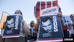 Портрети Олега Сенцова під час акції на підтримку незаконно ув'язнених в Росії українців. Київ, 2 червня 2018 року