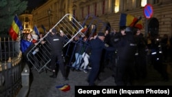 Câteva sute de persoane protestează față de decizia BEC de a respinge candidatura lui Călin Georgescu. Bucuresti, 9 martie 2025.