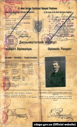Сторінка дипломатичного паспорта громадянина ЗУНР Євгена Петрушевича, 1921 рік. Євген Петрушевич (1863–1940) – президент і уповноважений диктатор (верховний військово-політичний зверхник під час війни) Західноукраїнської Народної Республіки