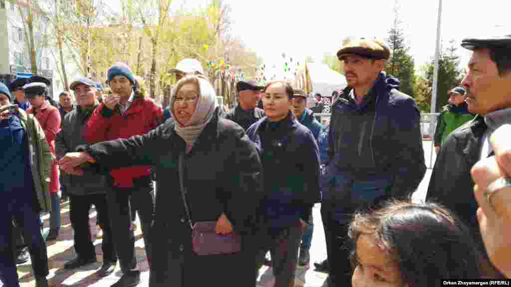 "Халық шаршады. Балаларымыздың біз сияқты ауыр жағдайда өмір сүргенін қаламаймыз. Үкімет кетсін!" деді наразы тұрғындар. Нұр-Сұлтан, 1 мамыр 2019 жыл.&nbsp;