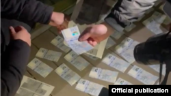 Алдын ала белгиленген банкноттор. Бишкек. 22-февраль, 2021-жыл. (Сүрөт УКМКга таандык).