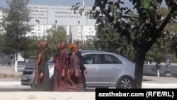 Maskaly zenanlar, Aşgabat, awgust, 2020  